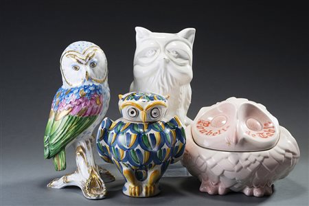 Lotto composto da un salvadanaio, una bottiglia, un portadolci ed una...