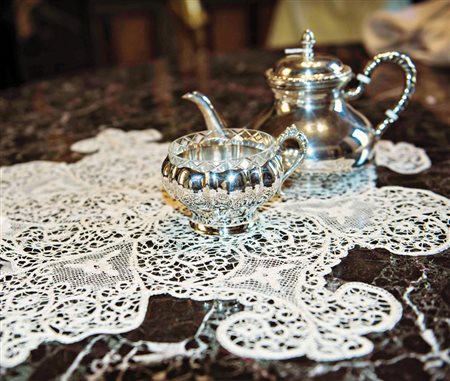 Centro sagomato in pizzo Cantù. Sec. XX (lievi difetti) Cantù lace doily,...