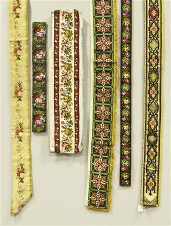 Lotto composto da sei tiracampanelli di diverse misure, colori e decori. Sec....