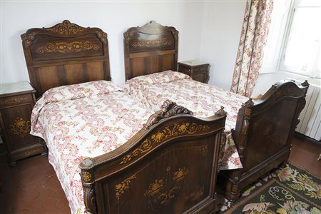 Coppia di letti ad una piazza con testate, pediere e fasce sagomate...