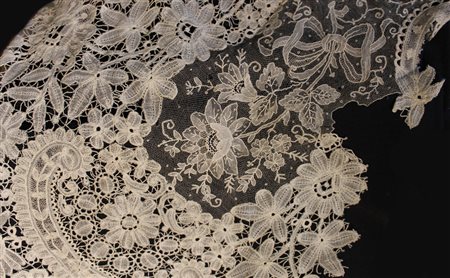 Bordura in pizzo di Bruxelles decorata a fiori e volute. Inizio sec. XX...
