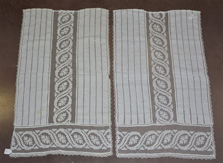 Lotto composto da un paio di tende con bordo e inserto filet e àjour. Sec. XX...