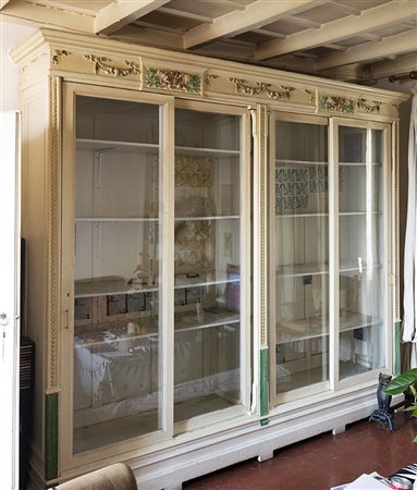 Mobile vetrina in legno laccato a quattro ante a vetri, intagliato e decorato...