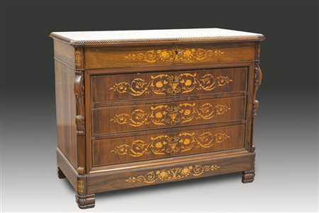 Comò a quattro cassetti con fronte intarsiato a volute fogliate e fiori....