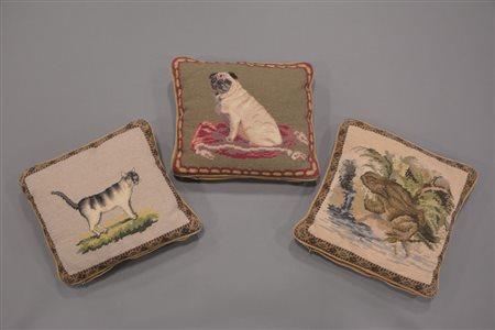 Lotto composto da tre cuscini piccolo punto con ricamo rispettivamente di un...