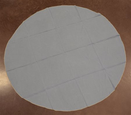 Sottotovaglia rotondo in lino azzurro. Sec. XX (d cm 180) (lievi difetti)...
