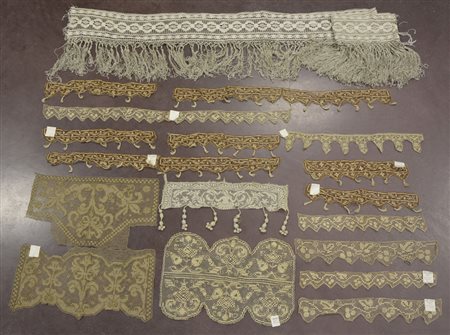 Lotto composto da nove guarnizioni filet, misure e fatture differenti. Sec....