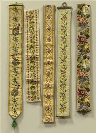 Lotto di cinque tiracampanelli di diverse misure, colori e decoro alcuni con...