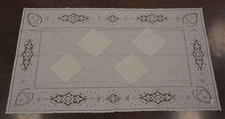 Lotto composto da una tovaglia rettangolare con quattro tovaglioli ricamo a...