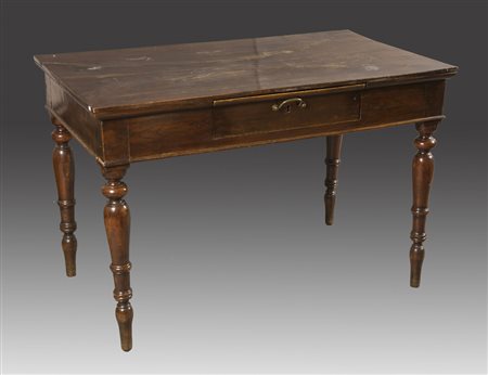 Tavolo scrittoio in noce ad un cassetto sottopiano e quattro gambe tornite....