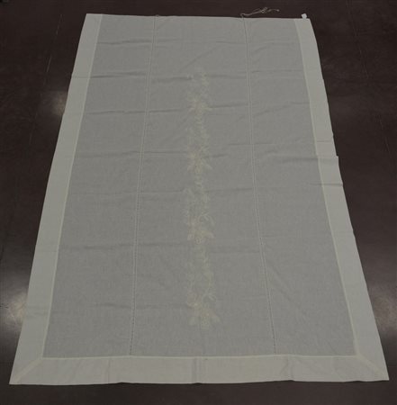 Tenda in lino con ricamo a catenella. Sec. XX (cm 210x290) (difetti) Linen...