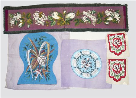 Lotto composto da cinque inserti per cuscino decorati a perline, di diverso...