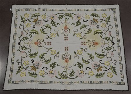 Copritavolo rettangolare con ricco ricamo a punto croce multicolore su fondo...