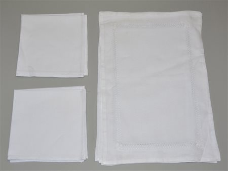 Lotto composto da due set di tovagliette americane e tovaglioli in lino...