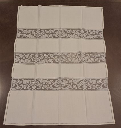 Tovaglia a strisce in lino e filet. Sec. XX (cm 200x140) (lievi difetti)...