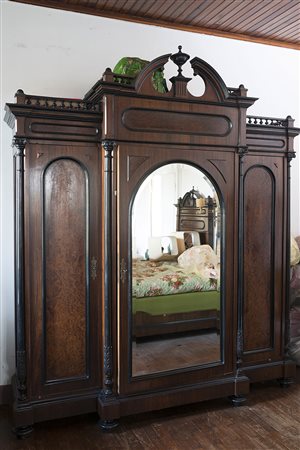 Armadio lastronato in noce e radica a tre ante di cui quella centrale a...