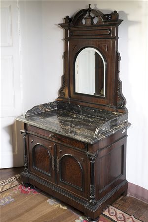 Mobile toilette lastronato in noce e radica con parte superiore a specchio...