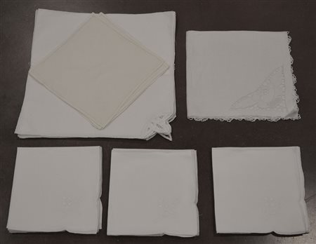 Lotto di trenta tovaglioli di varie fogge e dimensioni (difetti)