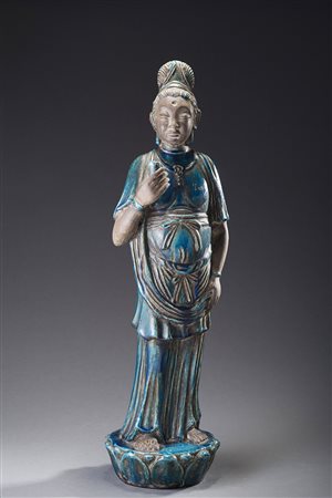 Manifattura cinese 'Geisha' scultura in gres smaltato a fondo azzurro (h cm...