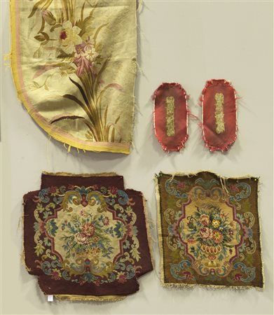 Lotto composto da cinque frammenti a piccolo punto, di cui uno Aubusson....