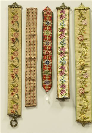 Lotto di cinque tiracampanelli di diverse misure, colori e decoro alcuni con...