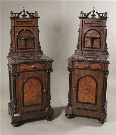 Coppia di comodini lastronati in noce e radica con alzata decorata da...