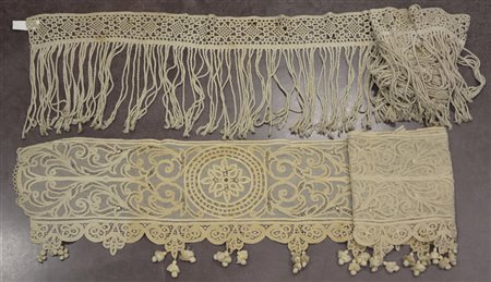 Lotto composto da due finali di tende : uno rete tombolo con frange cordonate...