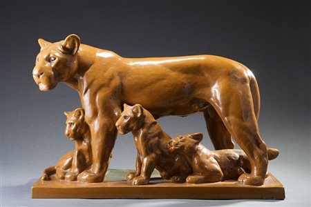 Scultura in terracotta smaltata raffigurante una pantera con cuccioli (cm...