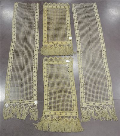 Lotto composto da due coppie di tende rete tombolo lavorato a mano. Sec. XX...