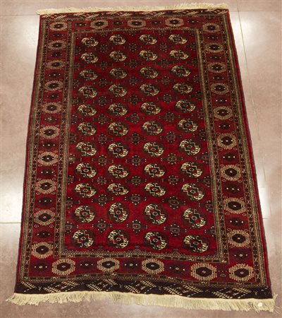 Tappeto Buhkara, Asia Centrale sec. XX disegno a gul su fondo rosso (290x195)...