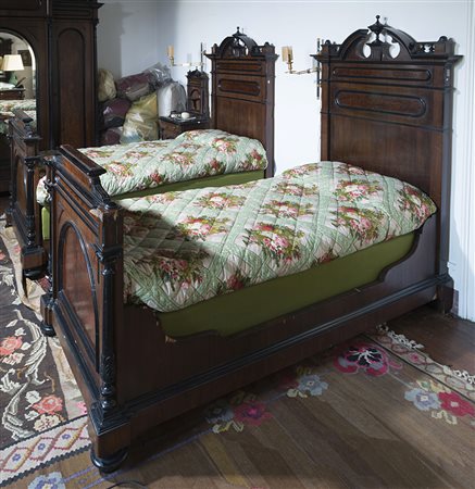 Coppia di letti ad una piazza lastronati in noce e radica . Testate con...