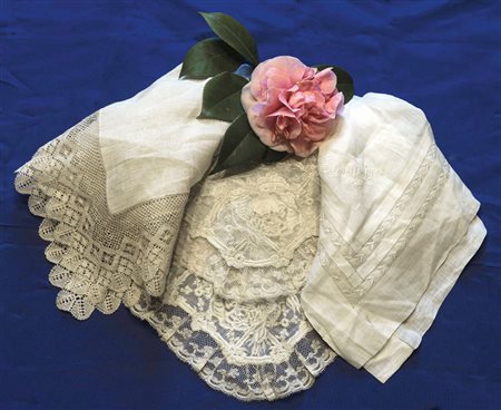 Lotto composto da tre fazzoletti ricamati, pizzo valencienne e tombolo. Sec....