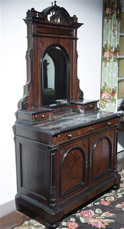 Credenza lastronata in noce e radica con parte superiore a specchio con...