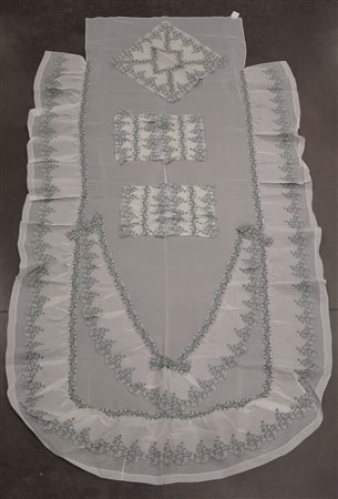 Lotto composto da un copriletto ad una piazza e tre federe in lino a ricamo...