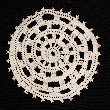 Lotto composto da dodici centri in pizzo a fuselli misure differenti. Sec. XX...