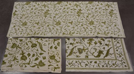 Lotto composto da tre copritavolo in cotone con ricamo manuale, fantasie e...