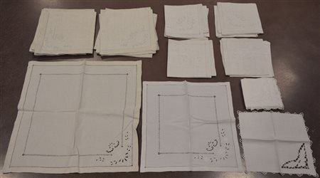 Lotto di ventinove tovaglioli di varie fogge e dimensioni (difetti)