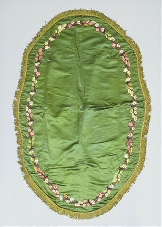 Ovale in seta con girofiori ricamato in seta (160x100) Sec. XX Silk oval with...
