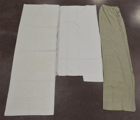 Lotto composto da un tessuto stitch bianco (269x175cm) una tenda in viscosa...