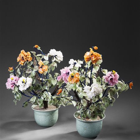 Manifattura cinese. Coppia di vasi in porcellana Celadon con piante e fiori...