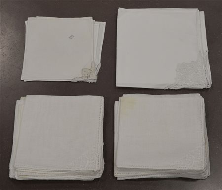 Lotto di ventisette tovaglioli di varie fogge e dimensioni (difetti)