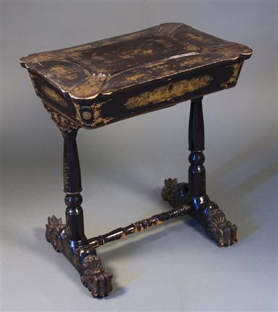 Tavolino portacucito in legno laccato e dorato a paesaggi con figure. Piano...