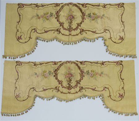 Coppia di mantovane con frange, ricamate in velluto a decoro floreale Sec. XX...