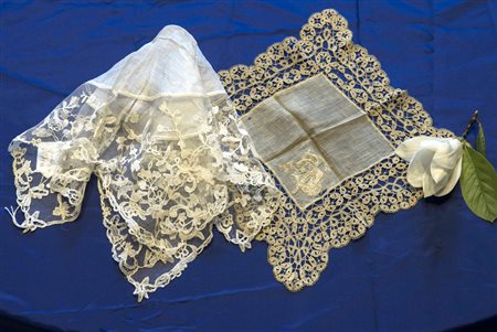 Lotto composto da due fazzoletti in pizzo Bruxelles.. Sec. XX (misure...