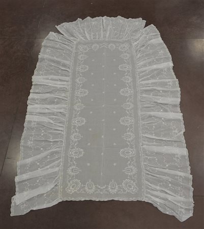 Copriletto bianco in bisso di lino ricamato (cm 220x85) più volant (cm...