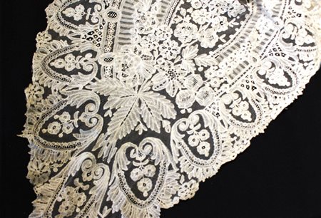 Mantiglia in pizzo bianco di Bruxelles ricamata con motivo ornato. Fine sec....