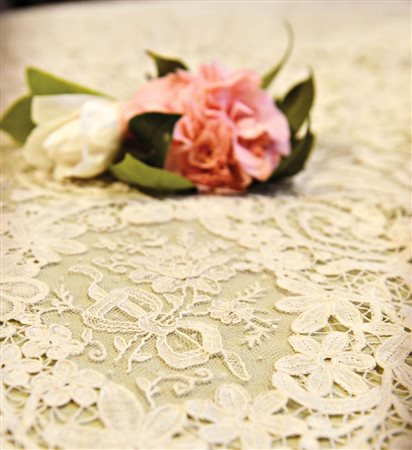 Importante applicazione per abito da cerimonia in pizzo di Bruxelles a punto...