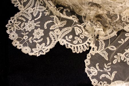 Velo a mantiglia con applicazioni su tulle. Bruxelles inzio sec. XX Mantiglia...