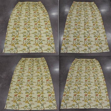 Quattro tende in cotone stampato con rami fioriti su fondo beige...