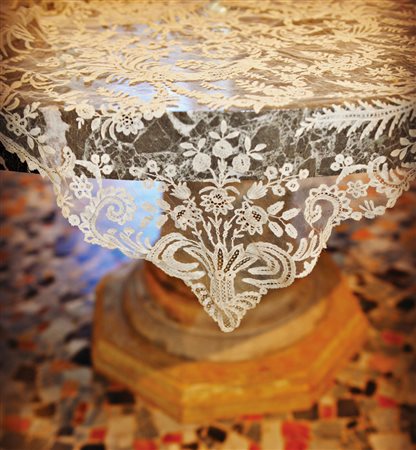 Velo rettangolare in pizzo applicato su tulle. Bruxelles inizio sec. XX...